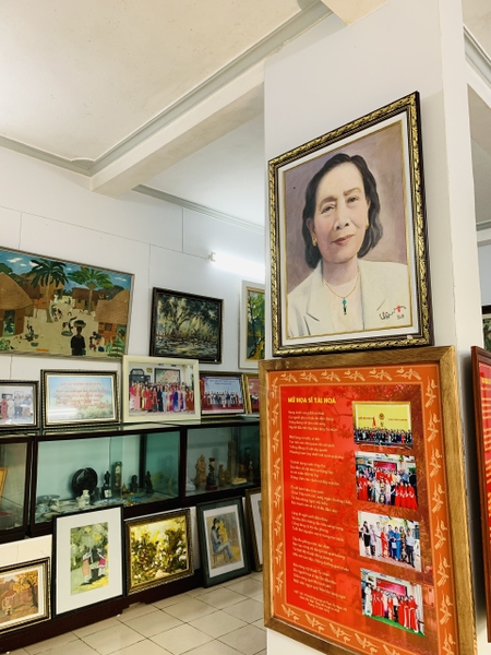 2-0d8be9e3-a984-4b89-889f-865f68fd545c Chân dung họa sĩ Phan Thị Ngọc Mỹ đang được trưng bày tại bảo tàng của bà