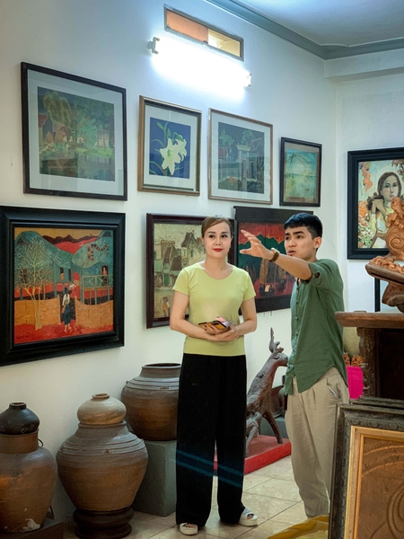 4-8e0f94af-4071-422a-8b68-3ad71fcb4334 Họa sĩ Lân Vũ trao đổi cùng bà Ngọc Dung (Phó Giám đốc Bảo tàng Phan Thị Ngọc Mỹ)