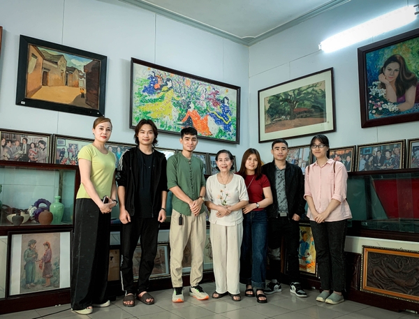5-c255a13f-8689-4487-9df6-3bc4b4542fbe Team Lanvu Gallery tới thăm họa sĩ Phan Thị Ngọc Mỹ và thăm quan bảo tàng do bà thành lập