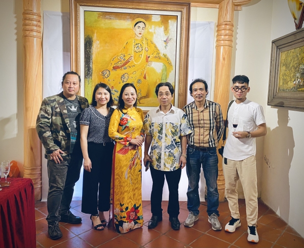 ao-dai-vang-pgd-khu-di-tich-den-hung-1 Các họa sĩ tham dự triển lãm "Cội nguồn" chụp ảnh cùng bà Phạm Thị Hoàng Oanh - Phó Giám đốc Khu di tích lịch sử Đền Hùng (áo dài vàng)