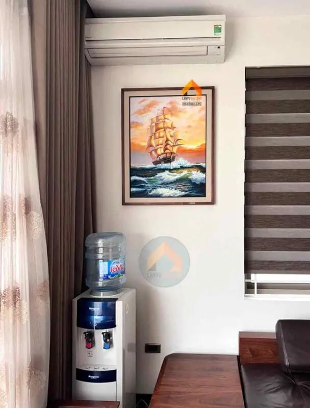 Tranh phong cảnh biển LanVu Gallery treo thực tế tại không gian nhà khách