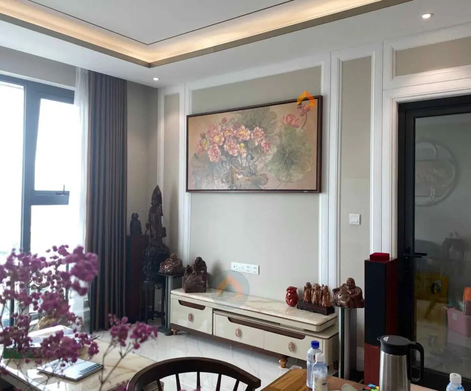 Tác phẩm Sen hội ngộ được treo tại không gian phòng khách của gia chủ yêu hoa sen