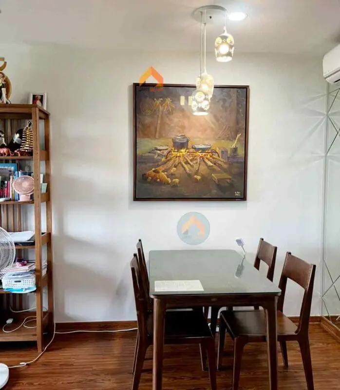 Bức tranh sơn dầu chủ đề bếp xưa của họa sĩ Quốc Đạt treo thực tế tại không gian phòng ăn nhà khách hàng.