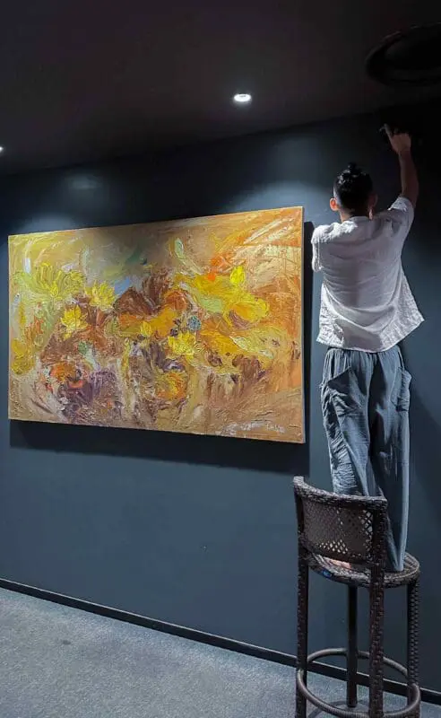 Họa sĩ Lân Vũ kiểm tra lại tác phẩm và công tác chuẩn bị trước buổi ra mắt