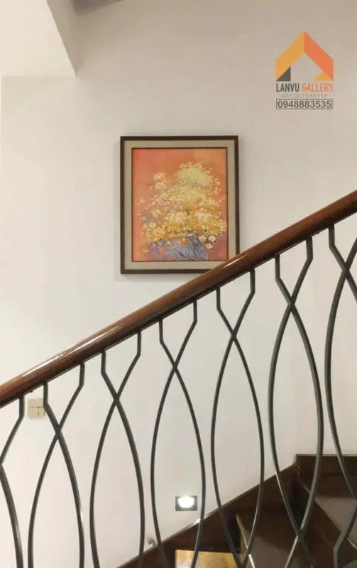 Tranh sơn dầu chủ đề hoa trang nhã tạo điểm nhấn cho cầu thang