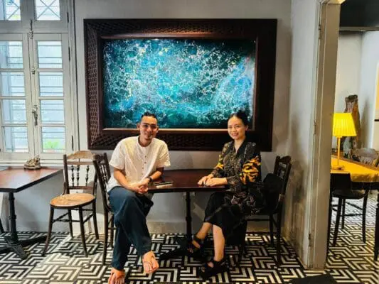 Hs Lân Vũ chụp ảnh cùng NTK áo dài Vũ Lan Anh