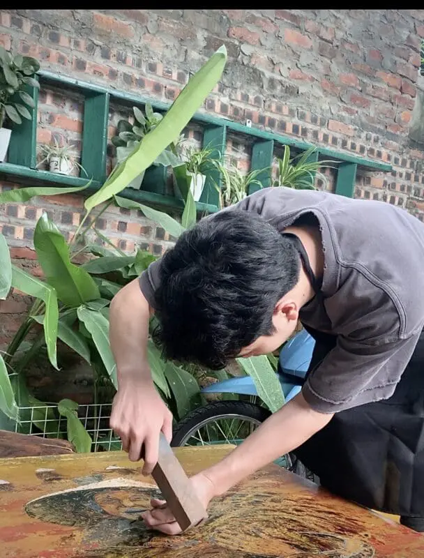 Công đoạn hoàn thiện tác phẩm tranh sơn mài cẩn trứng