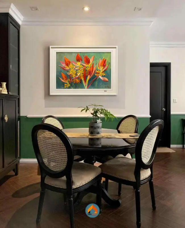 Sắc đỏ và vàng chủ đạo tượng trưng cho may mắn, thịnh vượng và hỷ sự – rất phù hợp treo vào dịp Tết.