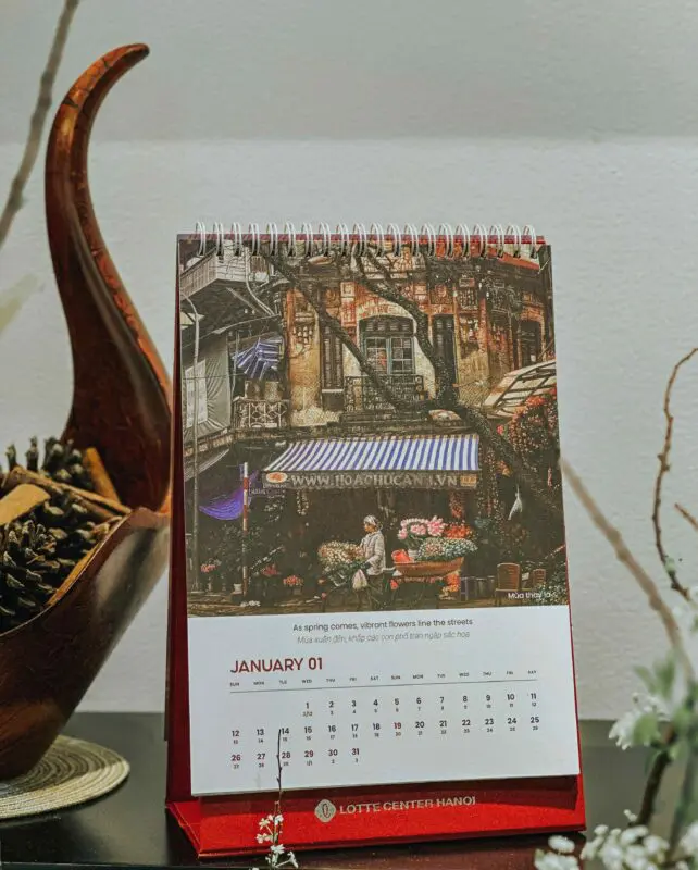 Tranh sơn dầu chủ đề phố cổ Hà Nội của họa sĩ Quốc Mẫn xuất hiện trong tháng đầu tiên lịch để bản 2025. Mùa thay lá. 60x80 cm