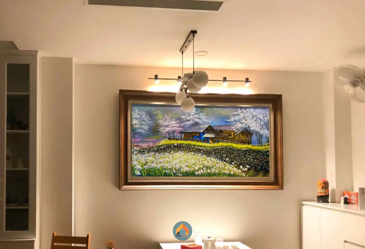 Tranh sơn dầu cánh đồng hoa cải trắng tinh khôi mùa xuân được gia chủ lựa chọn cho không gian phòng khách
