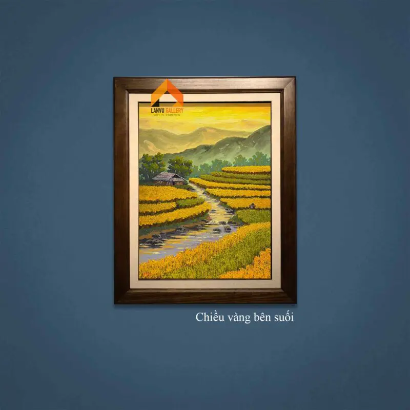 Ánh hoàng hôn nhuộm vàng cả một cánh đồng, xa xa là núi non hùng vĩ
