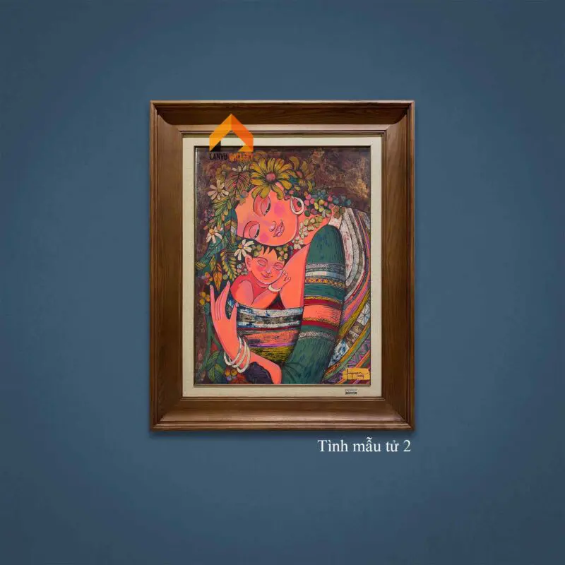 Người mẹ âu yếm ôm con vào lòng, ánh mắt chan chứa yêu thương