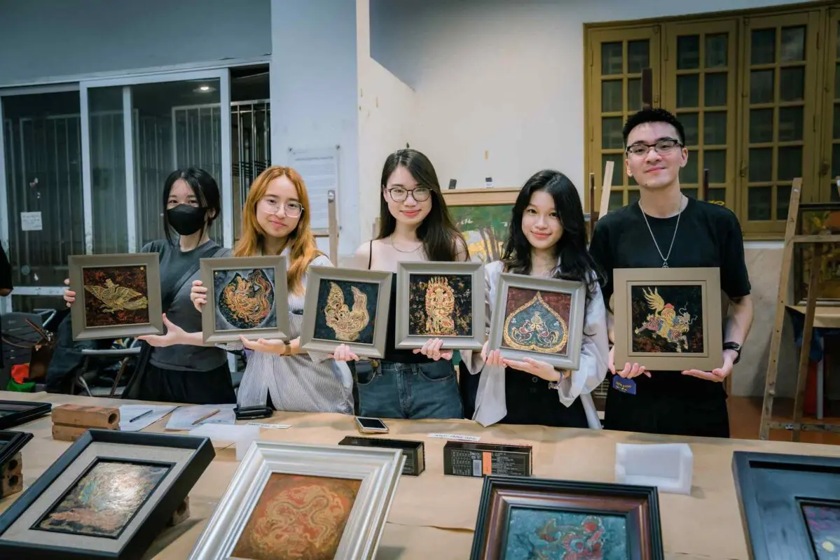 Sinh viên trường Chuyên ngành Tranh Sơn mài của đại học Mỹ Thuật Việt Nam thực hành những tác phẩm tranh sơn mài để bàn nhỏ cho học phần Thực hành kỹ thuật cơ bản