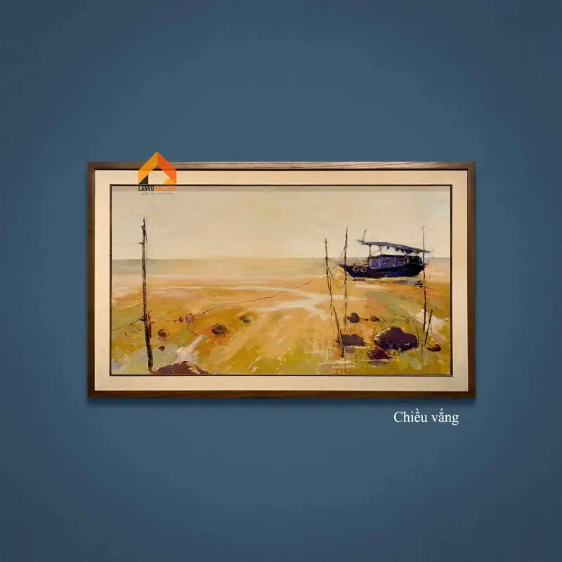 Hoàng hôn trên biển với con thuyền lênh đênh trên sóng nước vàng ươm
