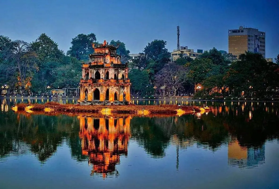Cảnh Hồ Gươm một trong những biểu tượng của thủ đô Hà Nội