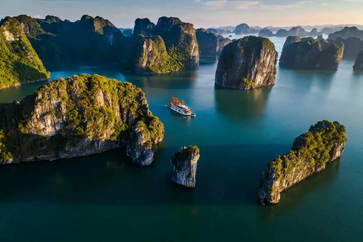 Vịnh Hạ Long hiện lên với màu nước trong xanh cùng những hòn non trập trùng Cre: Internet