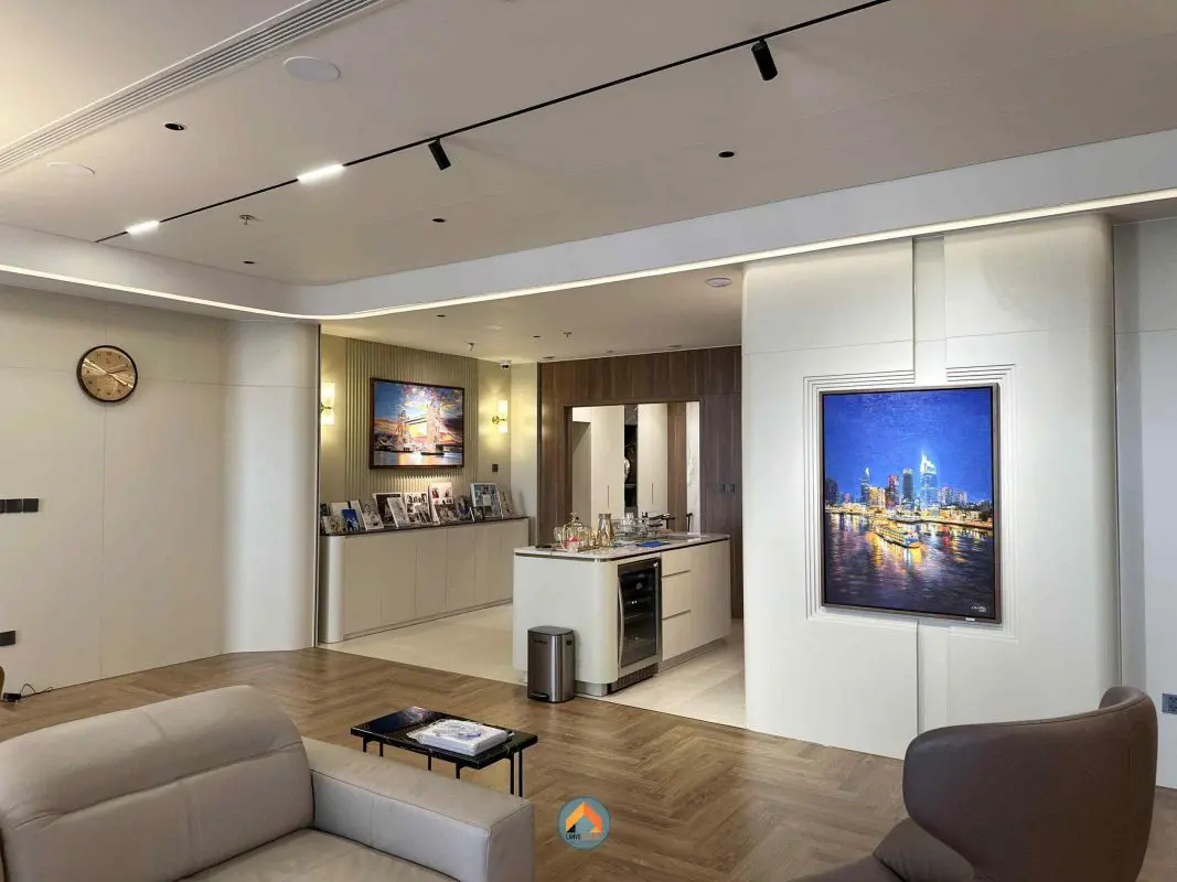 Từng tòa nhà cao tầng được tái hiện trong tác phẩm sơn dầu khách hàng đặt vẽ tại LanVu Gallery