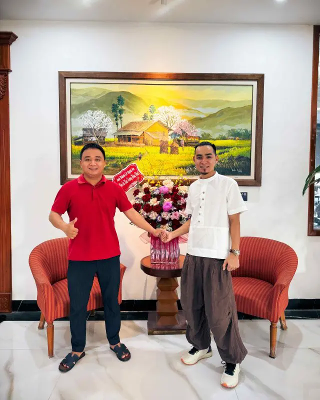 Công chúng miền Trung tới thưởng lãm tranh tại LanVu Gallery cơ sở Vinh