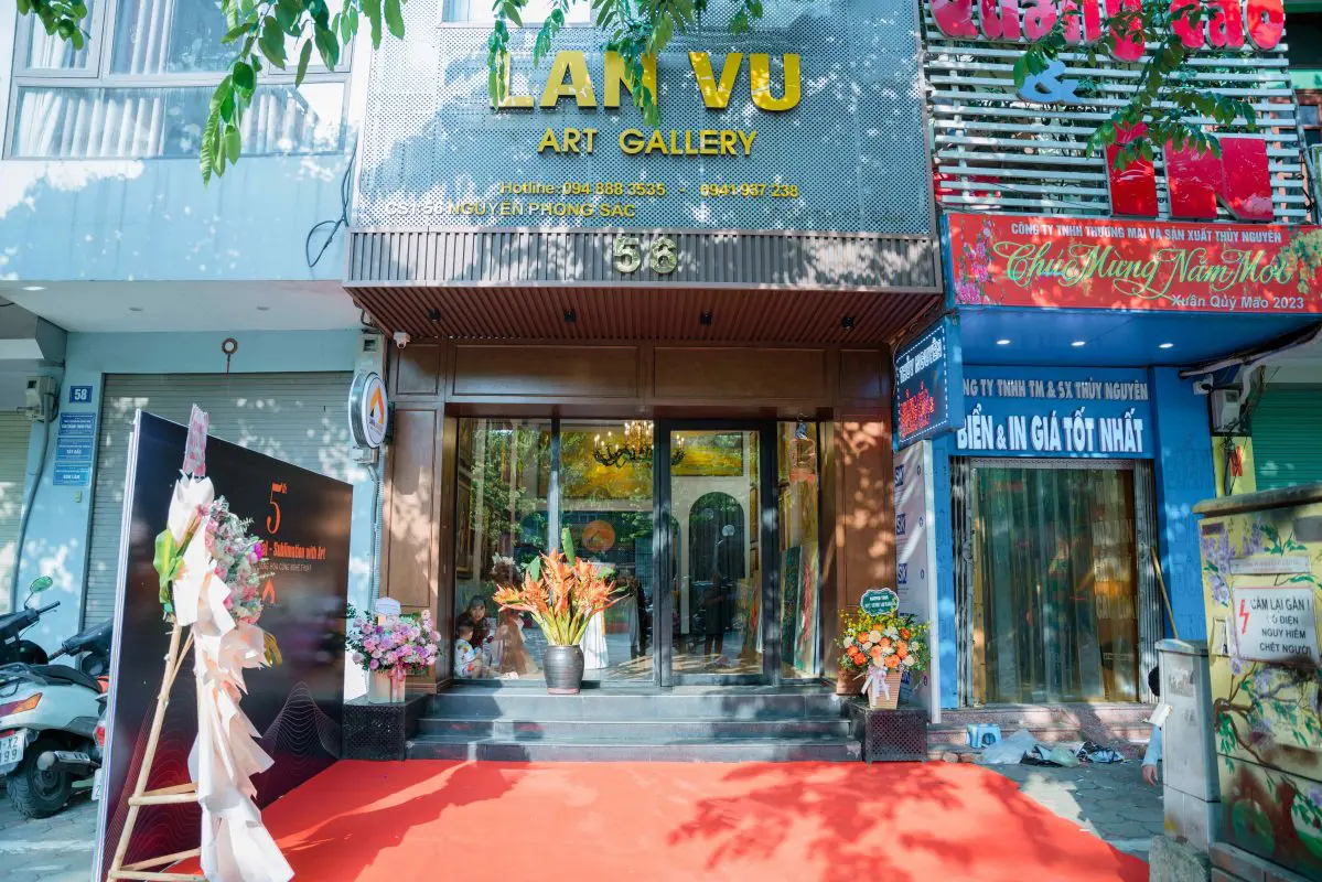 Phòng tranh sơn dầu là không gian chuyên biệt dành cho việc trưng bày, giới thiệu và tư vấn các tác phẩm tranh sơn dầu