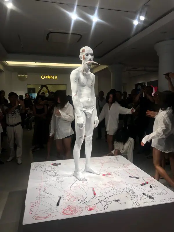 Màn trình diễn của họa sĩ Lê Nguyên Mạnh trong một triển lãm cá nhân