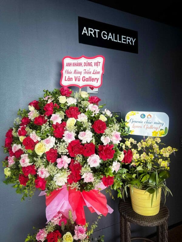 Những lẵng hoa tươi, những lời chúc tốt đẹp từ Quý Đối tác & Khách hàng của LanVu Gallery