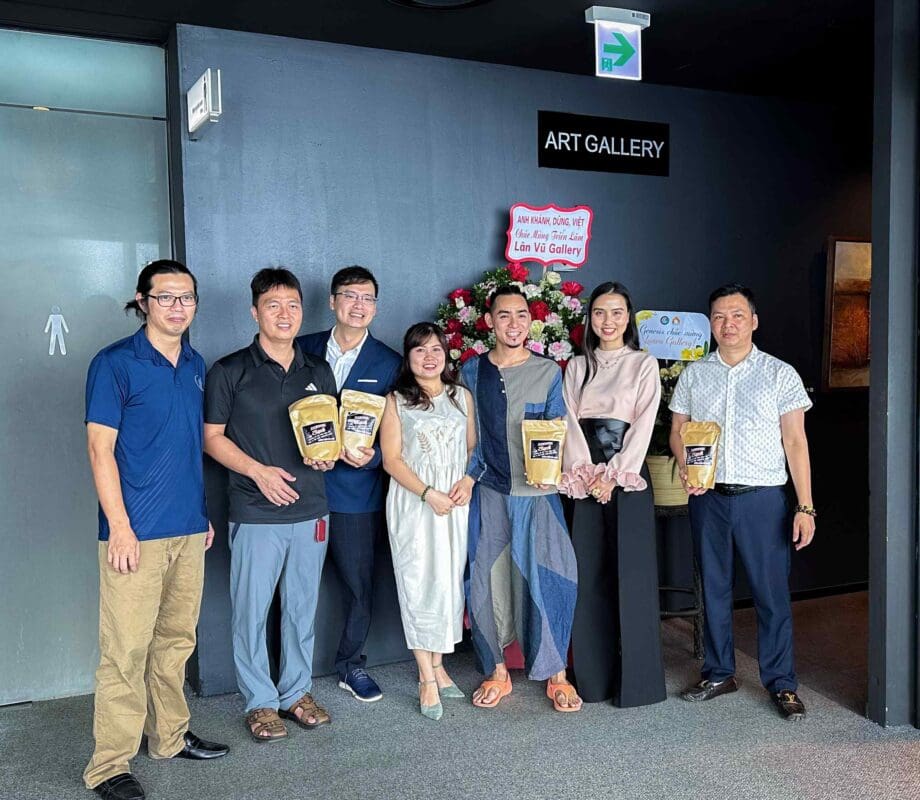 Quý Đối tác, Khách hàng đến chúc mừng LanVu Gallery trong buổi ra mắt showroom tại tầng 65 Lotte Hanoi Sky