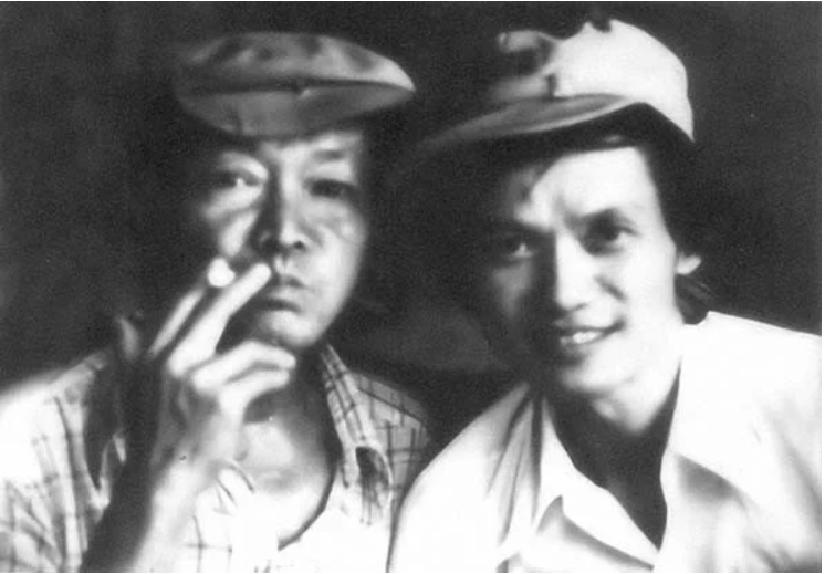Họa sĩ Nguyễn sáng (trái) và Hoàng Đình Tài năm 1980