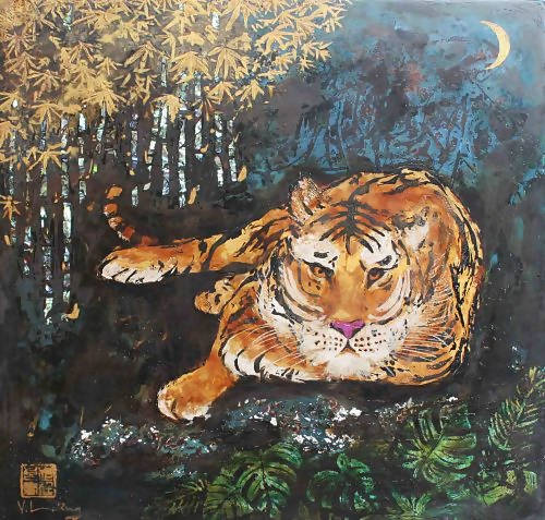 Chất liệu sơn mài làm toát lên sự uy nghiêm, dũng mãnh của chúa sơn lâm