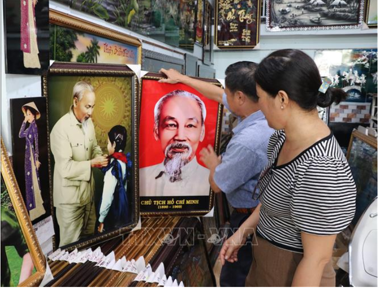Người dân lựa chọn tranh chân dung Chủ tịch Hồ Chí Minh thể hiện lòng tôn kính và tự hào dân tộc.