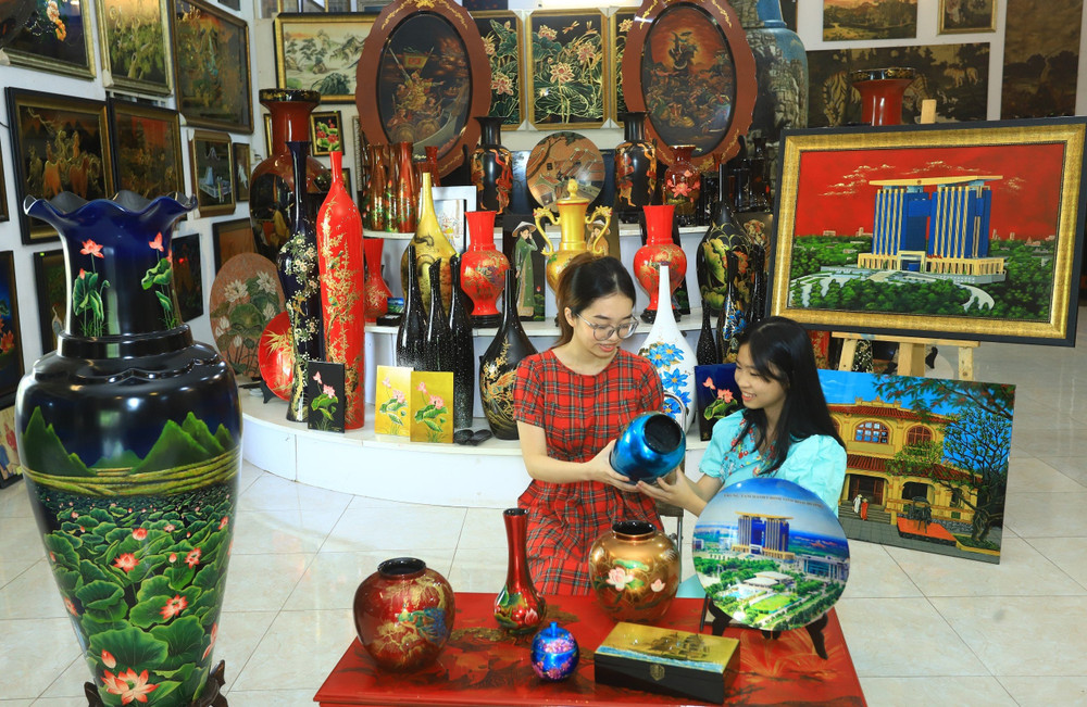 Nghề làm tranh sơn mài truyền thống Tương Bình Hiệp - cái nôi hội họa truyền thống của miền Nam Cre: Internet
