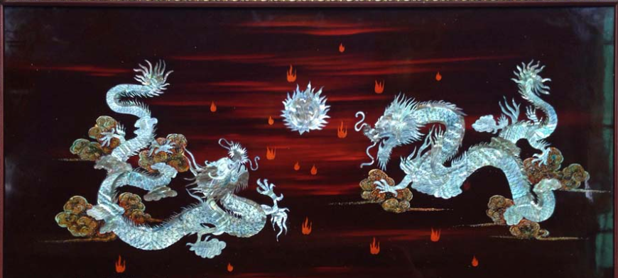 Song long chầu nguyệt tranh sơn mài khảm trai Cre: Internet