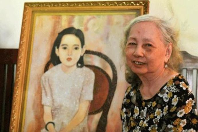 Nhân vật em Thúy ngoài đời bên cạnh tác phẩm của họa sĩ Trần Văn Cẩn Cre: Internet