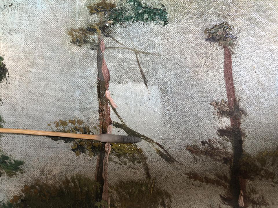 Tranh sơn dầu bị mốc do không gian trang trí có độ ẩm cao Cre: Internet
