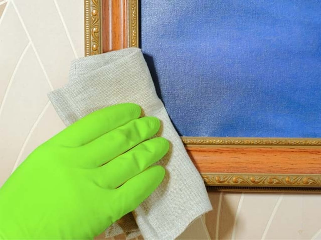 Sử dụng khăn khô để lau lớp bụi và xử lý tranh sơn dầu bị mốc bám trên bề mặt tranh Cre: Internet