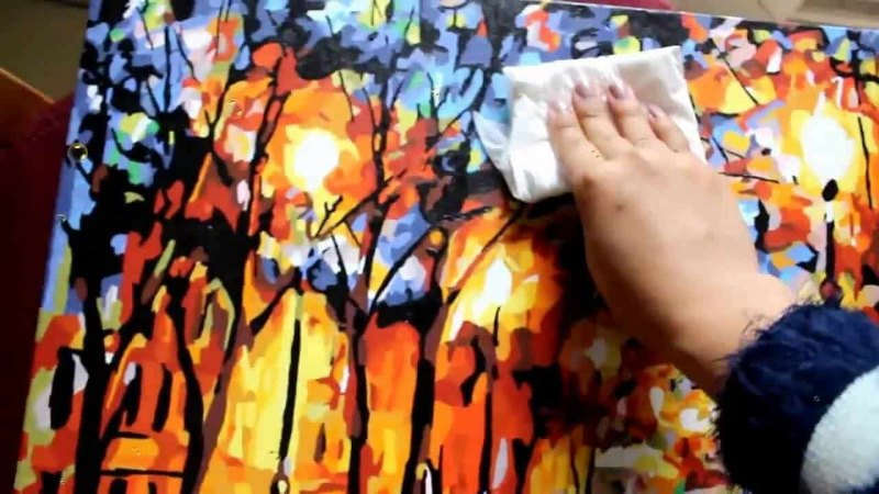 Lau chùi tranh sơn dầu thường xuyên để hạn chế ẩm mốc Cre: Internet